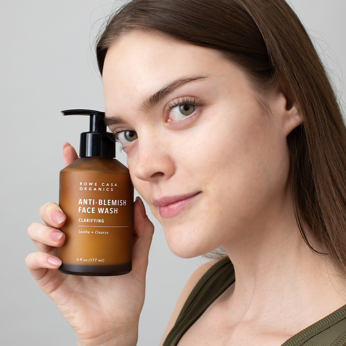 Clarifying face wash for blemish-prone skin, breakouts, and excess oil.