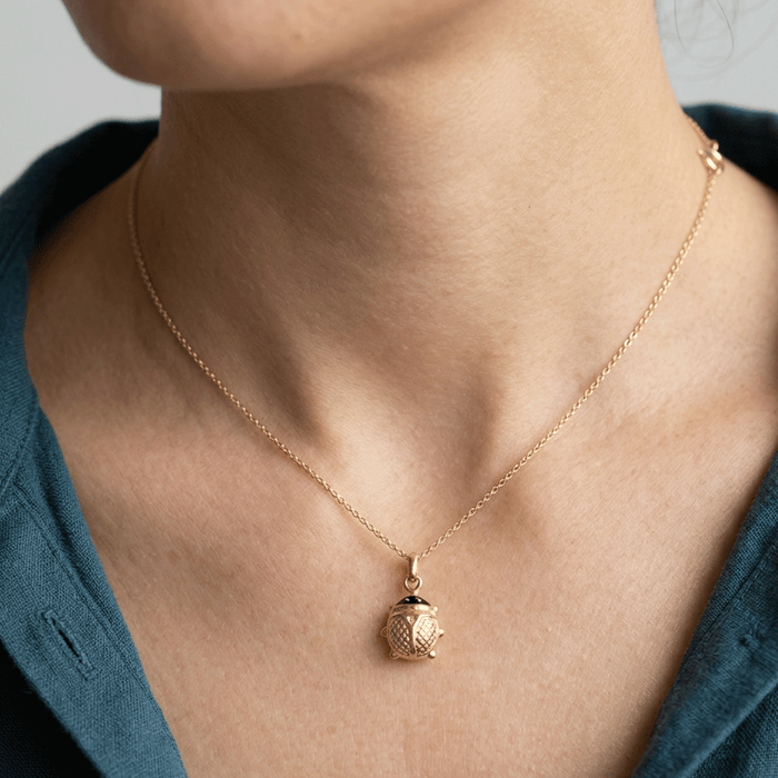 Dije Forma de Mariquita en Oro 18k y Esmalte