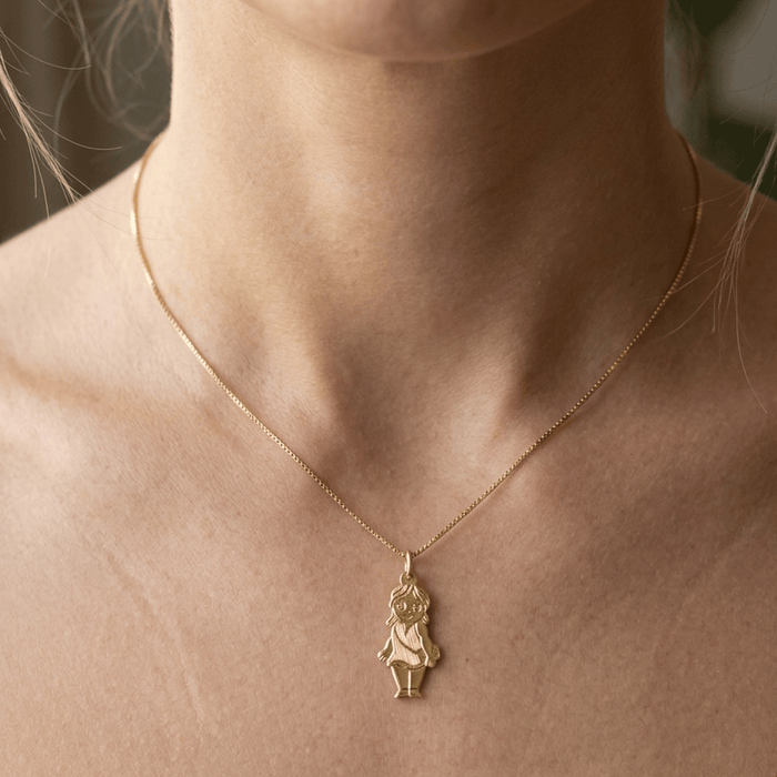 Dije Forma de Niña en Oro 18k