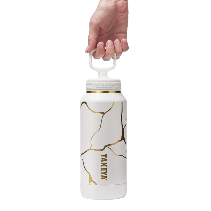 kintsugi-water-bottle-with-straw-lid-d3 TKS_SP25_StwBtl_GoldBlanc_32oz_51389_v3_sRGB.png